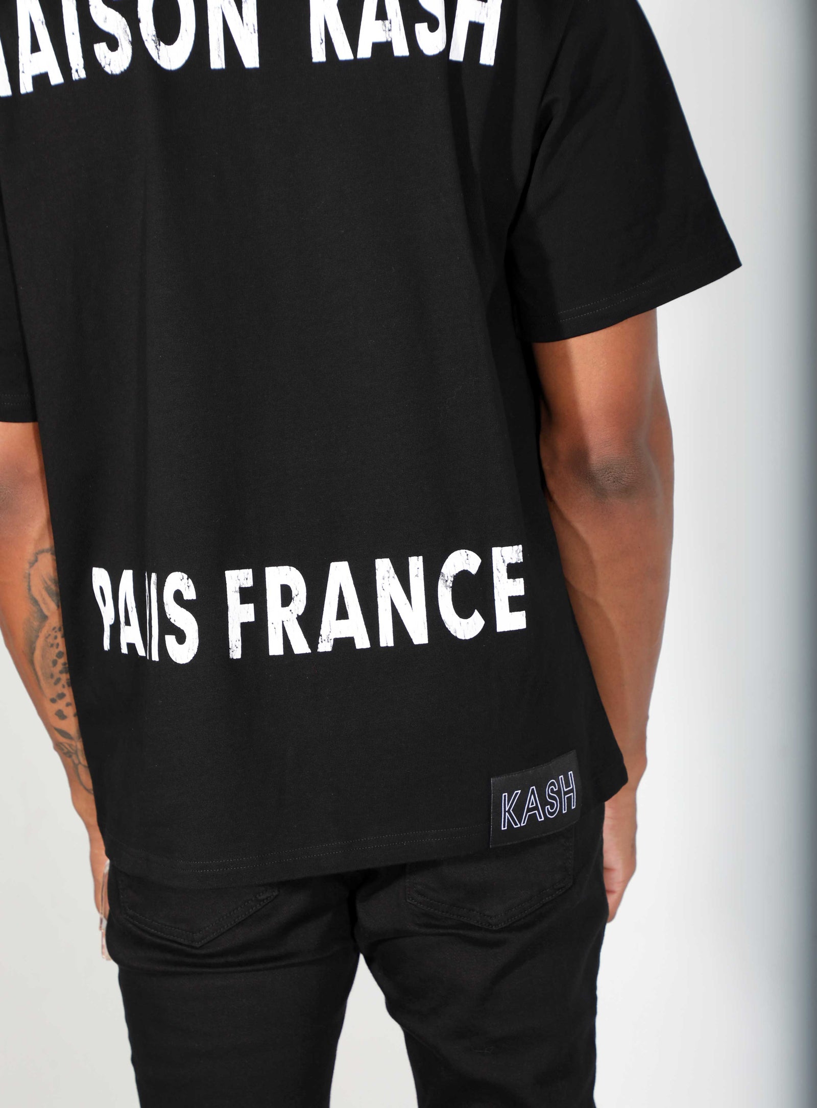 Maison Kash Tee in black – view 6 of 10