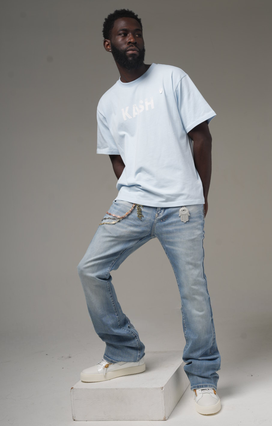 Kash Hamsa-40 flared jeans in blue – view 6 of 11