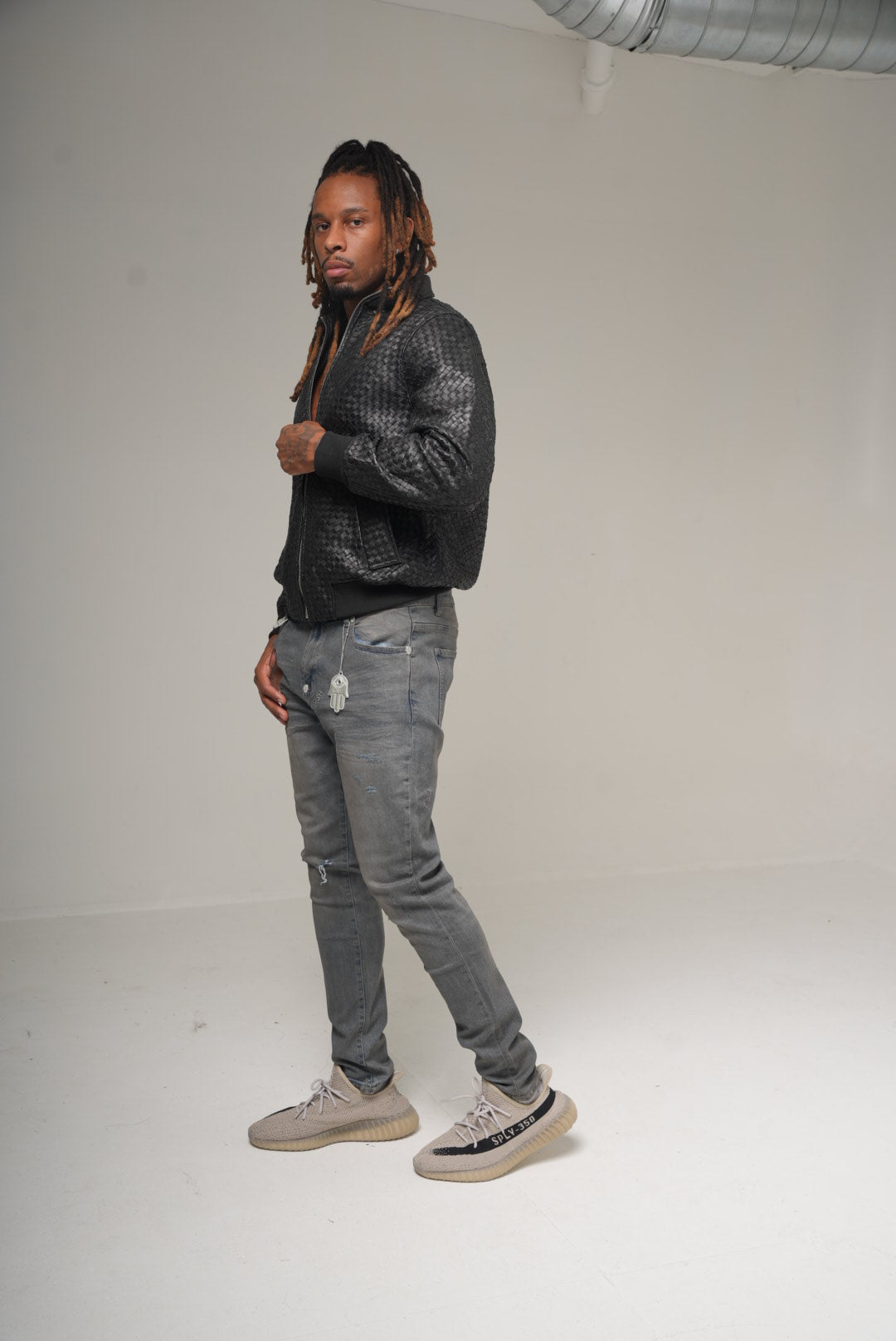 KASH Hamsa-24 skinny denim in deep grey on model, side