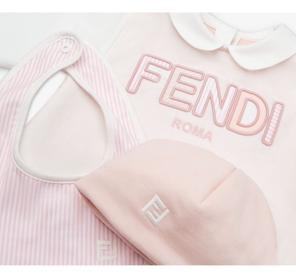 BABY FOOTIE W| MULTIPATTERN TXT LOGO + HAT AND BIB - WHITE|PINK